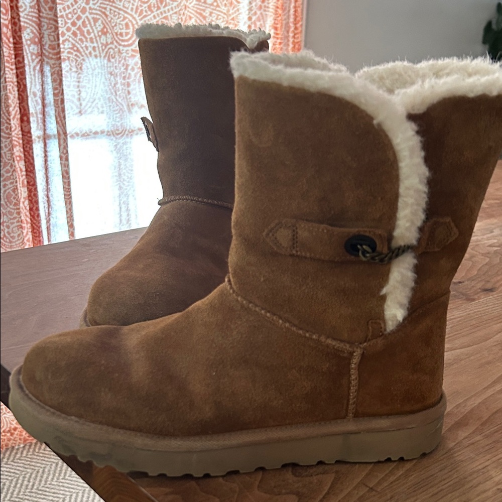 UGG Brown Winter Boots with Cream Lining - Picture 2 of 3
